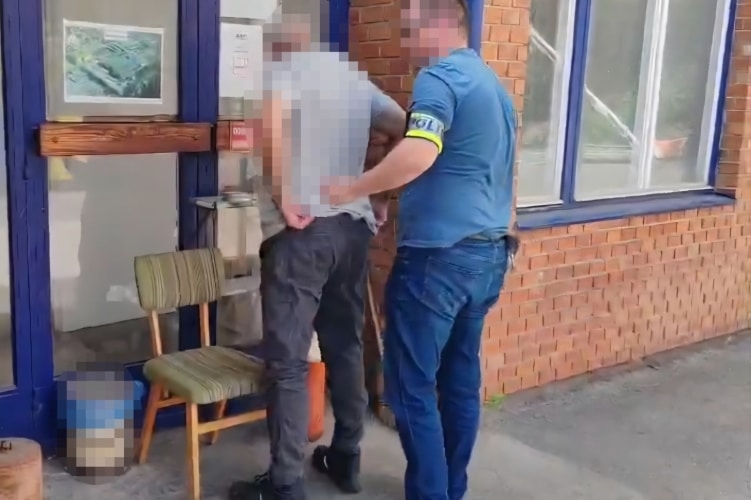 Motorossal ütközött, majd meglopta a súlyosan sérült férfit