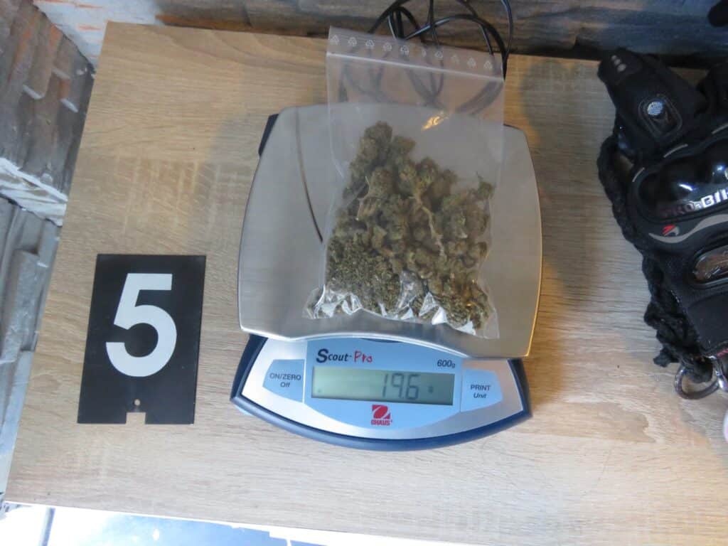 Több mint 1 kg spurit és némi füvet foglaltak le a csurgói dílertől