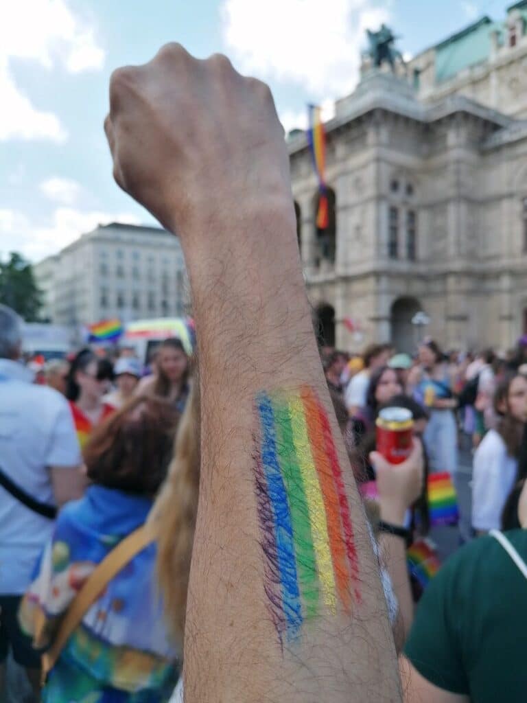 Botrányos viselkedésű tangás férfit, valamint két zöldségdobálót állítottak elő a zsaruk a Pride alatt