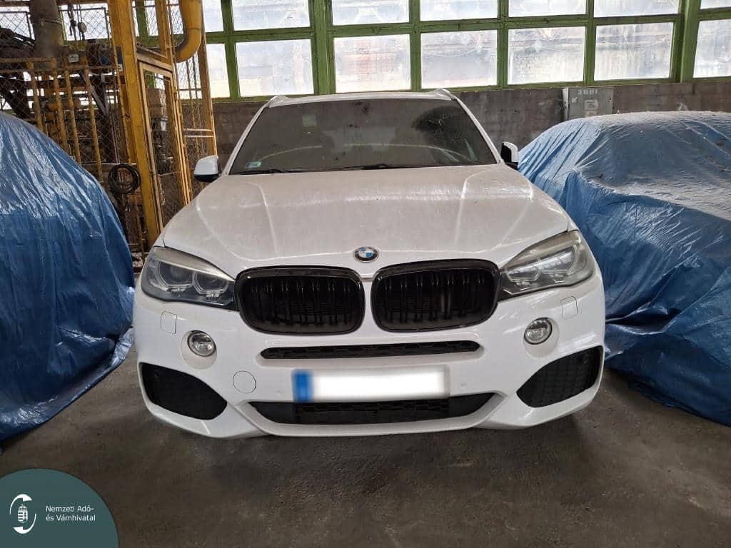 A NAV lefoglalta a luxus BMW-t, majd a BRFK-nak ajánlotta fel