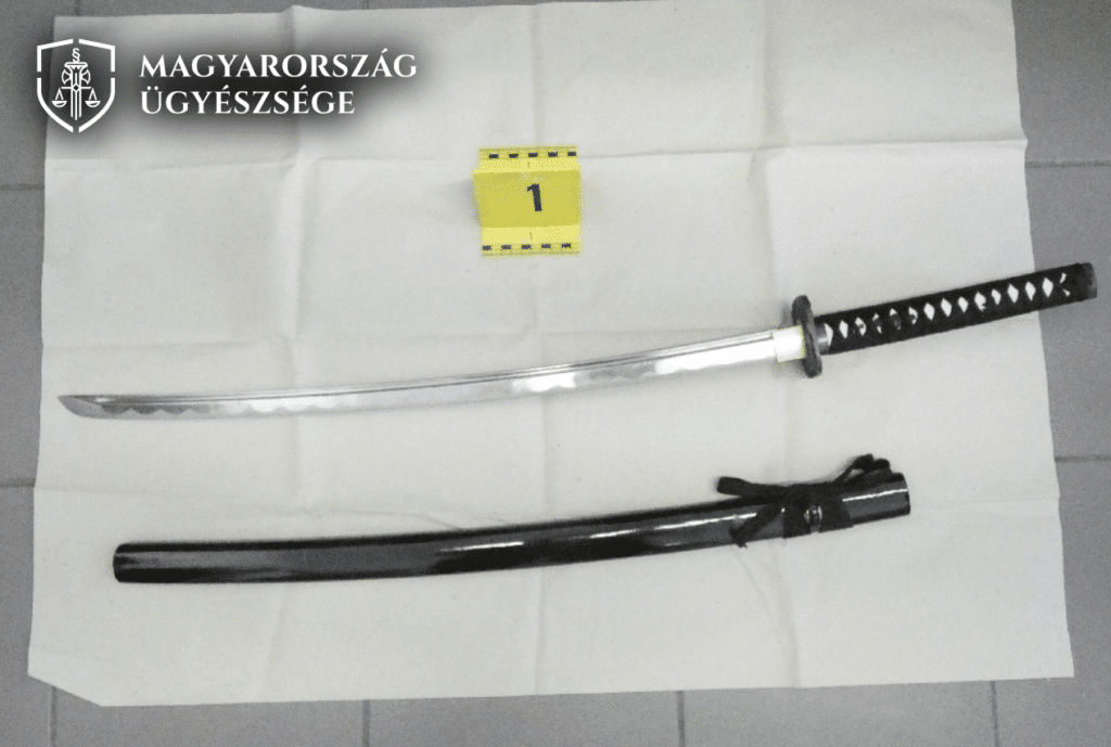 Kiskorú gyermeke előtt bántalmazta és karddal fenyegette feleségét egy dunakeszi férfi