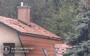 a vádlott által megrongált háztető