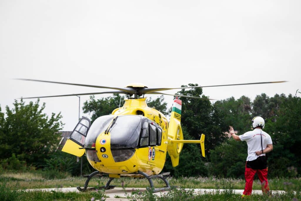 Fejest ugrott a sekély Balatonba, mentőhelikopter vitte kórházba újraélesztés után
