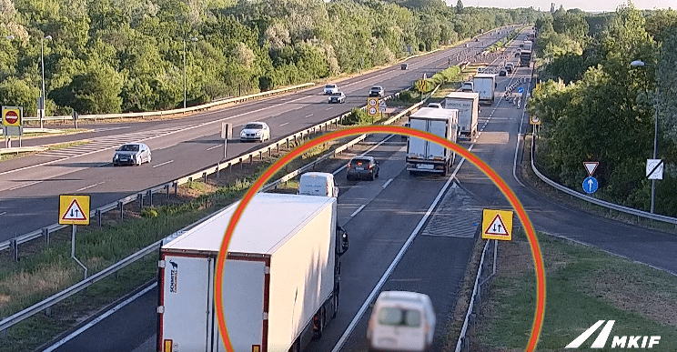 Leállósávból érkezett a furgon az M7-esen