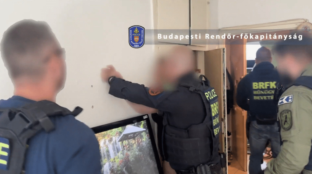 Ágyneműtartóban bujkált a top 50-es körözött: Akcióztak a célkörözésiek a fővárosban
