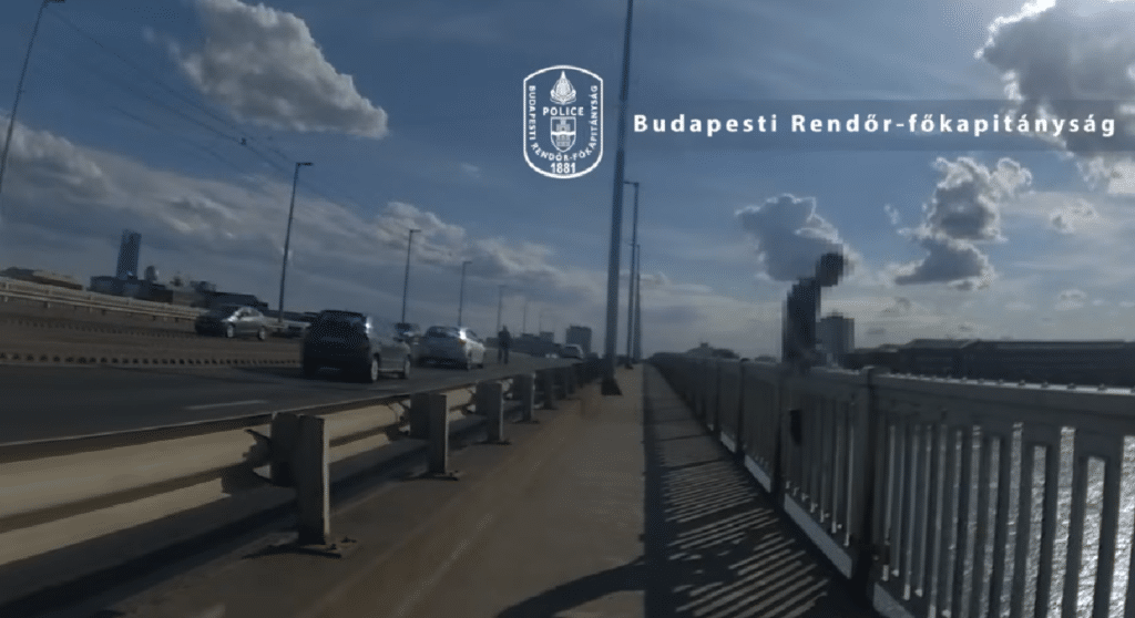 Petőfi híd korlátján ülő fiatalember