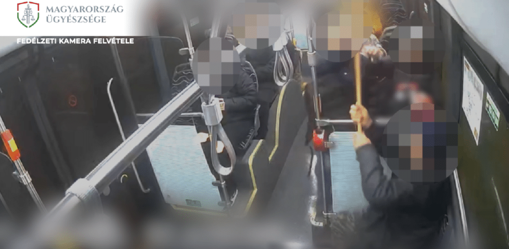 Sétabottal ütötte meg utastársát egy idős férfi Győrben