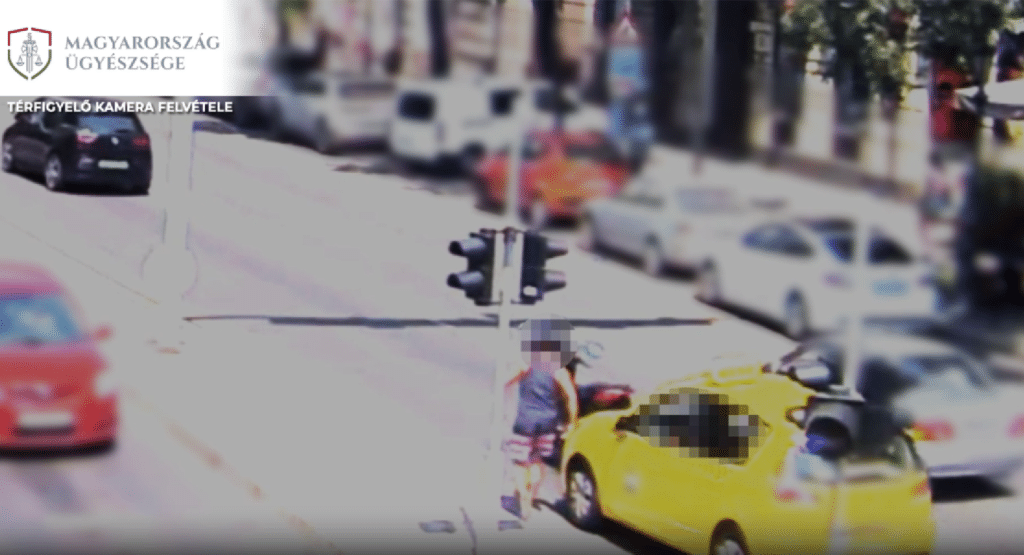 Szándékosan gázolta el a motorost egy taxisofőr Budapesten