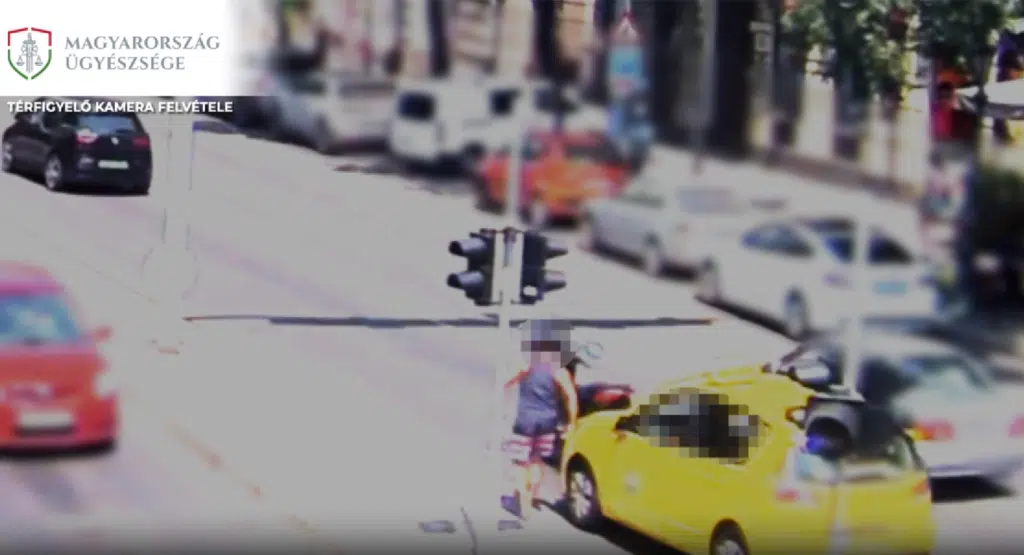 Szándékosan gázolta el a motorost egy taxisofőr Budapesten