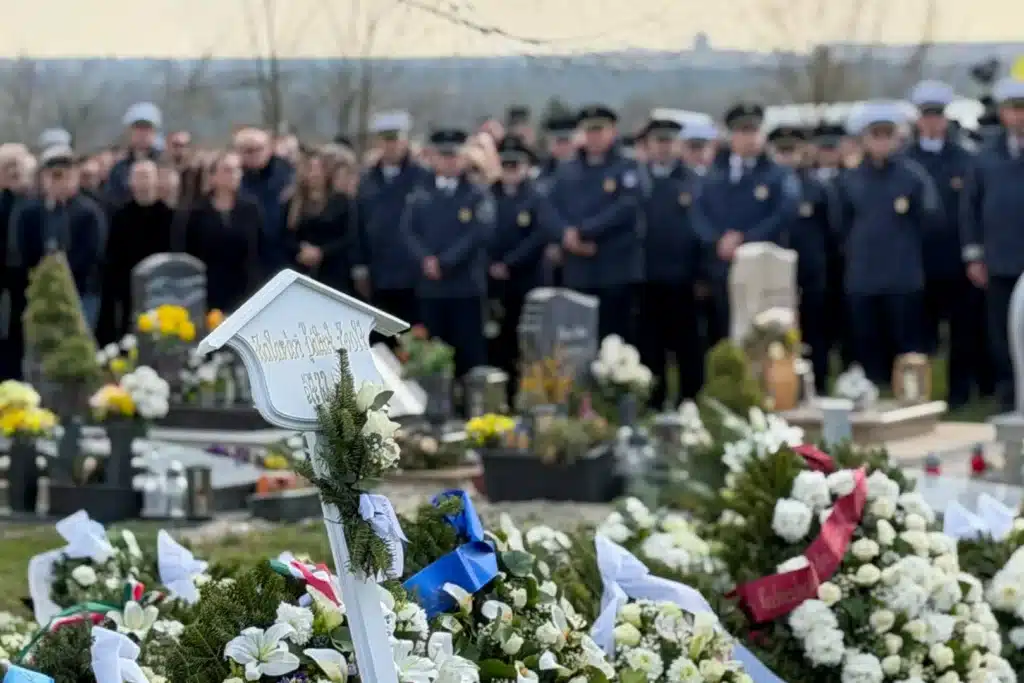 Pintér Sándor belügyminiszter Zalavári Bálint Zsolt rendőr őrmestert a szolgálat halottjává nyilvánította és posztumusz törzsőrmesterré léptette elő