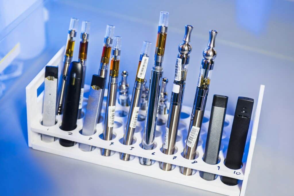10 millió milliliter töltőfolyadék, közel 3 milliárdos adócsalás – vádat emeltek négy férfi ellen