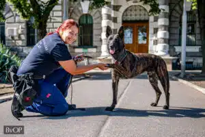 Szabó Nóra bv. törzsőrmester és kutyája Logan