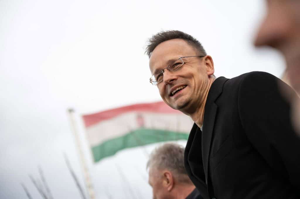 Több mint ötvenszer vett igénybe magánrepülőt Szijjártó Péter, közel ötmilliárd forint ment el az útjaira: a büntetőjogi felelősség kérdését is vizsgálják