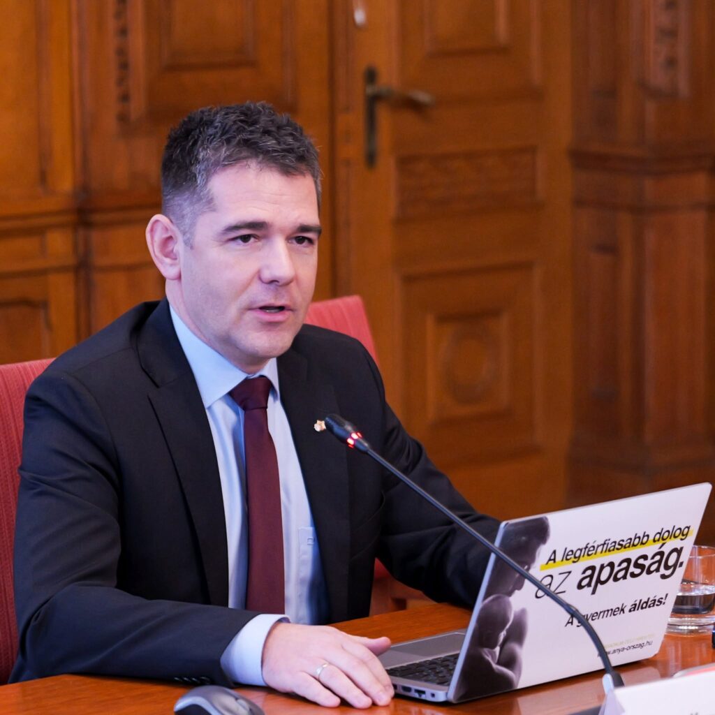 Novák Előd szerint a honvédség titokban támogatta a Pride-ot, miközben a családi menettől megtagadta a vizet