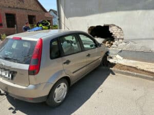 Házfalnak csapódott