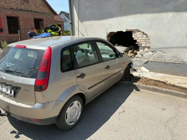 Házfalnak csapódott