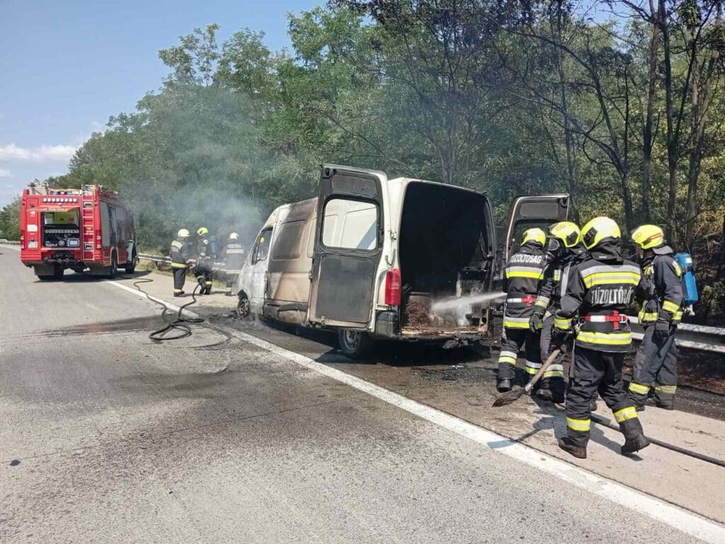 Kigyulladt egy kisteherautó az M31-es autópályán