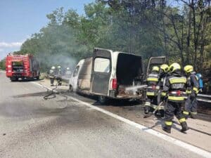 Kigyulladt egy kisteherautó az M31-es autópályán