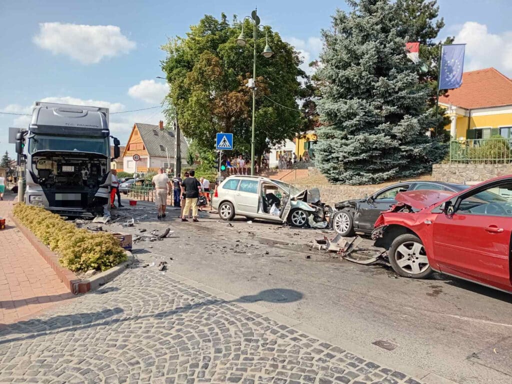 Három autó és egy kamion karambolozott Szadán