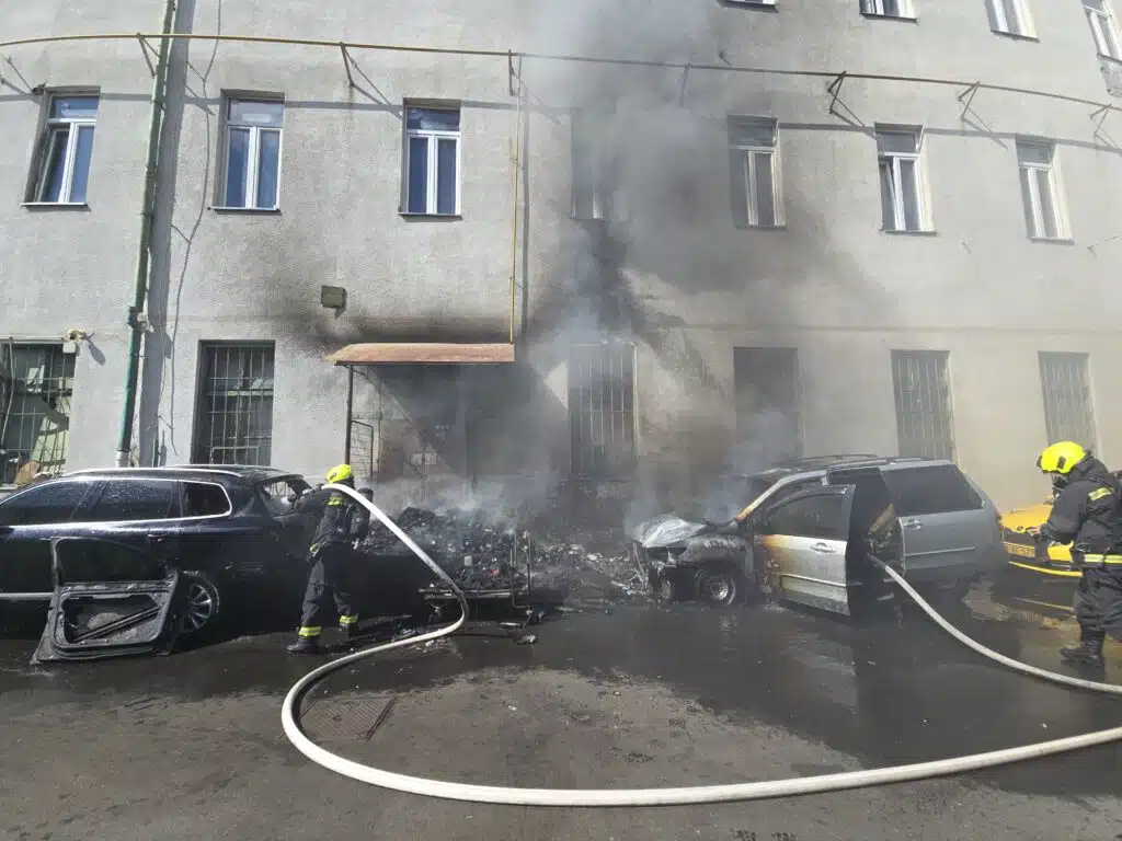 Két autó gyulladt ki a VIII. kerületben, egy munkásszálló homlokzatára is átterjedtek a lángok