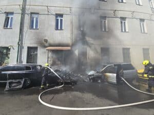 Kigyulladt két személyautó vasárnap a VIII. kerületben