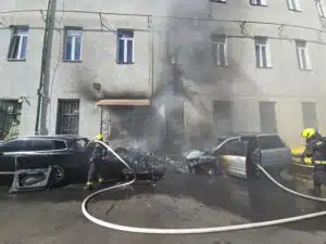Kigyulladt két személyautó vasárnap a VIII. kerületben