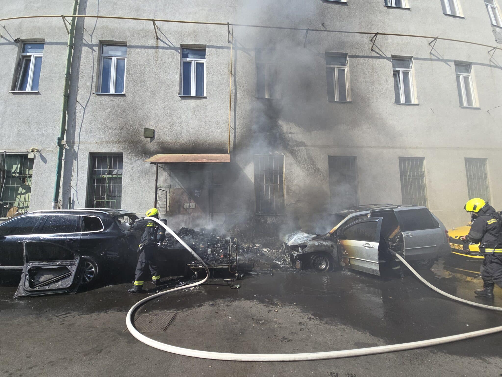 Kigyulladt két személyautó vasárnap a VIII. kerületben