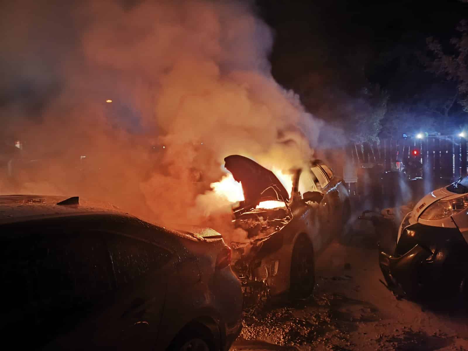 Több gépjármű kapott lángra Csömörön