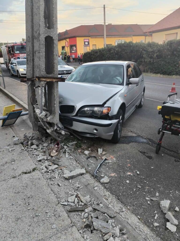 Buszmegállóban gázolt el egy autó egy 13 éves lányt Mogyoródon, életveszélyesen megsérült