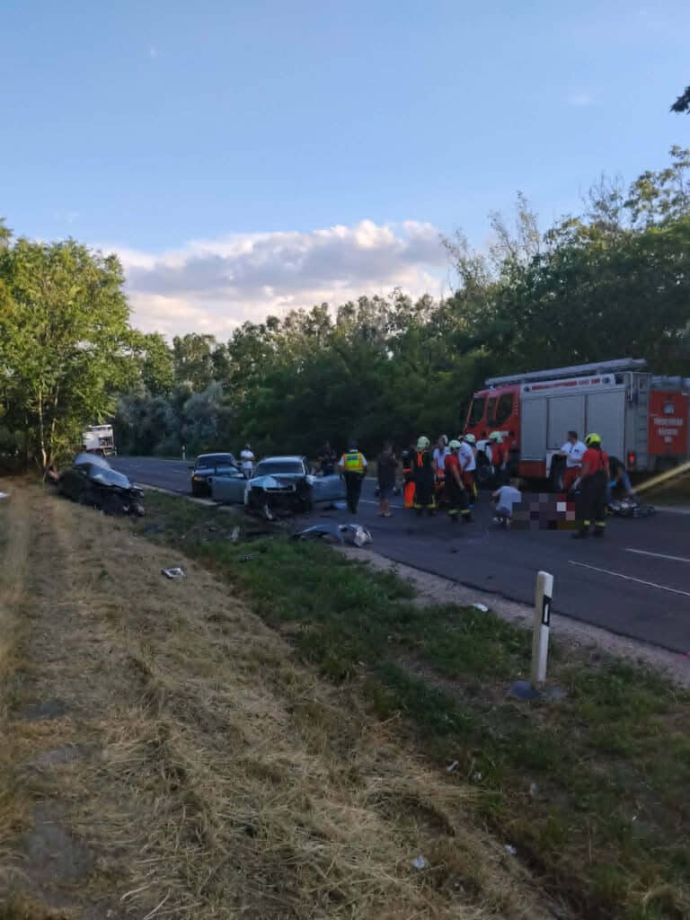Két autó karambolozott Dömsöd közelében