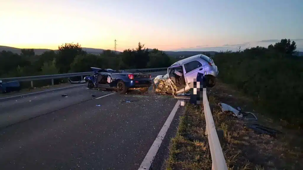 Frontális baleset történt a 82-es főúton