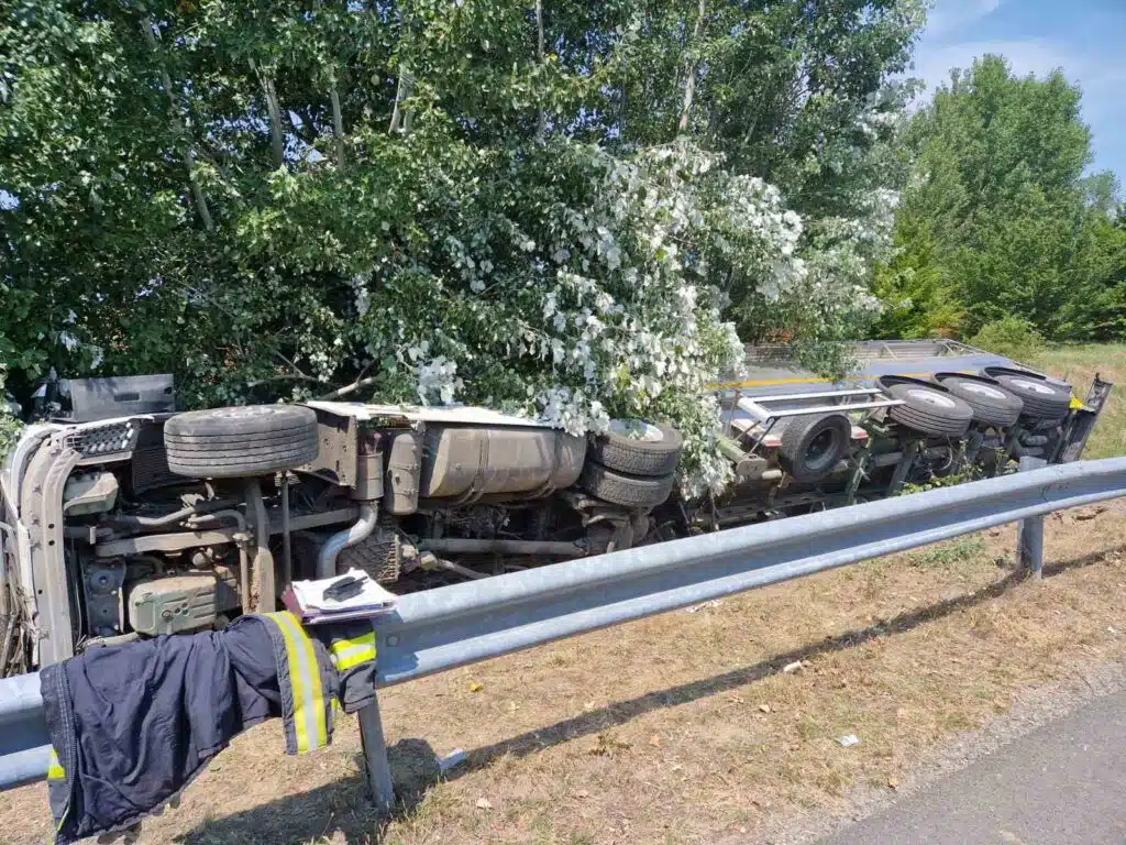 Felborult egy nyerges vontató az M7-es autópályán