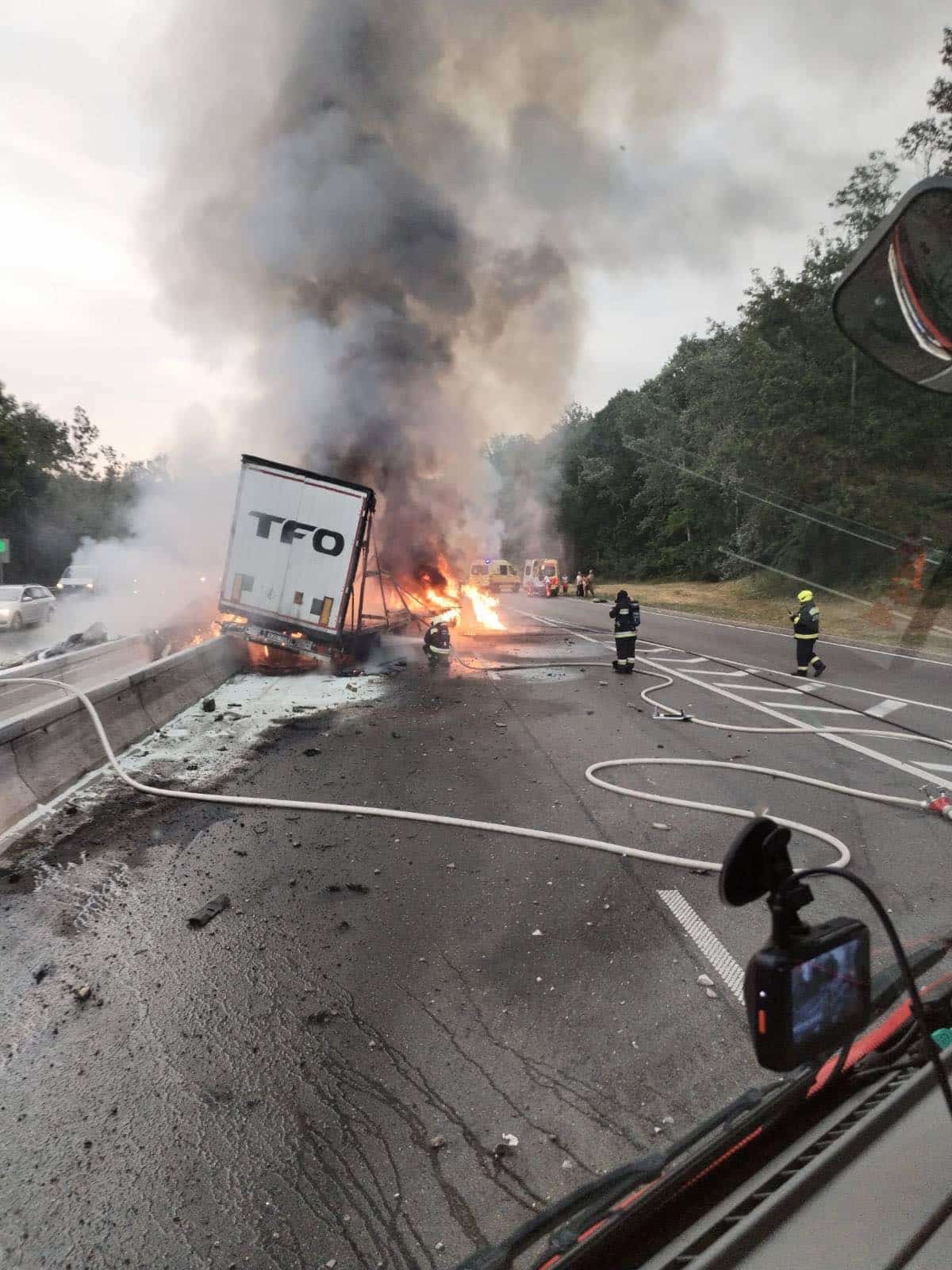Betonelemeknek ütközött, majd kigyulladt egy kamion M3-as autópályán