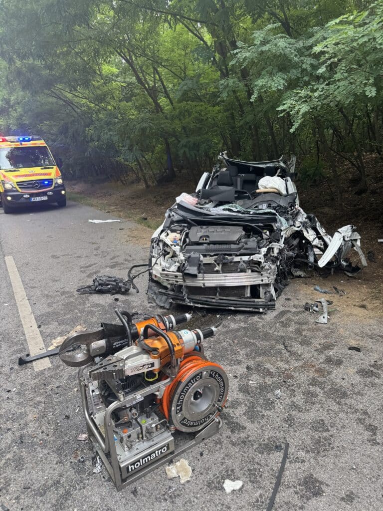 Busszal ütközött egy autó Nyírlugosnál, a sofőrt a tűzoltók szabadították ki
