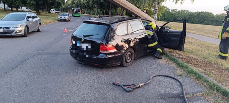 Autóra dőlt egy villanyoszlop Pécsett