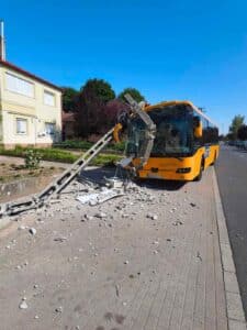 Villanyoszlopnak ütközött egy autóbusz Baktalórántházán