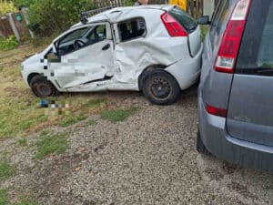 Oszlopnak és parkoló gépkocsiknak ütközött egy személyautó Szentendrén