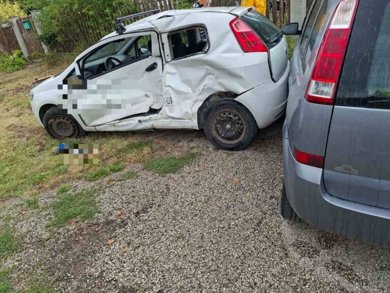 Oszlopnak és parkoló gépkocsiknak ütközött egy személyautó Szentendrén