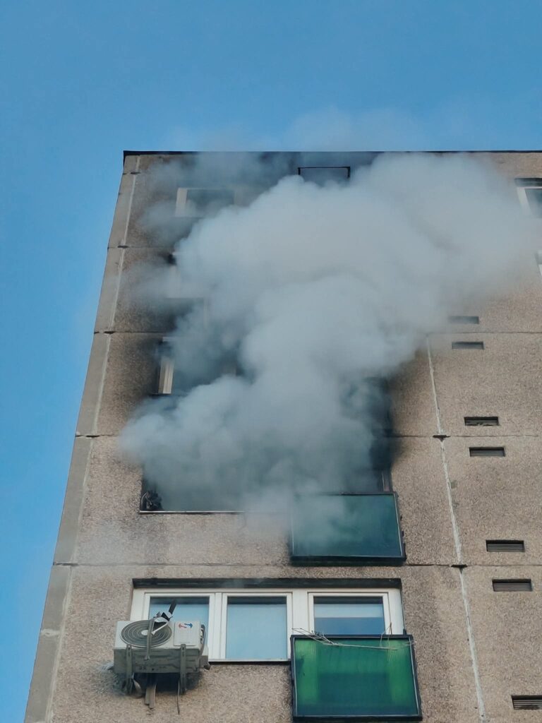 Kiégett egy hetedik emeleti lakás Tatabányán