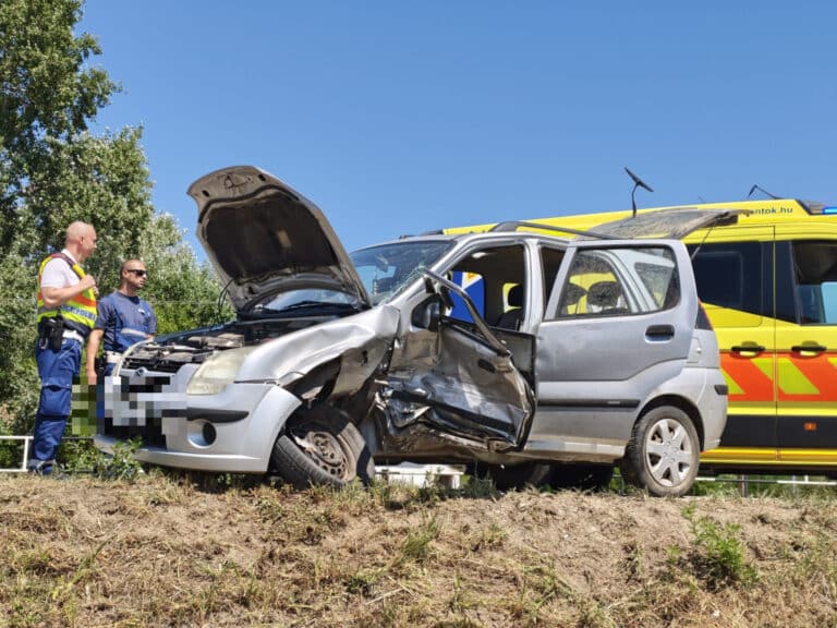 Két autó ütközött a 48-as főúton