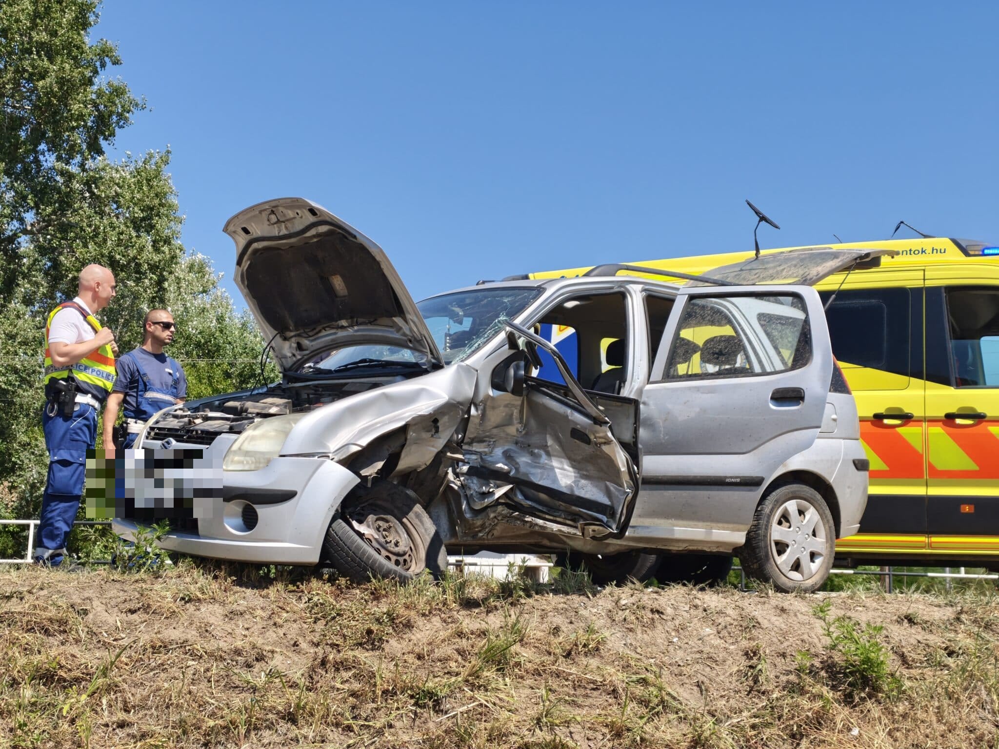 Két autó ütközött a 48-as főúton