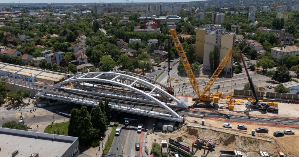 Hatalmas daruval emelték ki a több száz tonnás Bartók Béla úti vasúti hidat