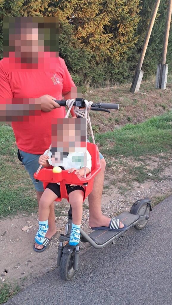 Másfél éves gyermekével rollerezett egy fiatal férfi Szabolcsban