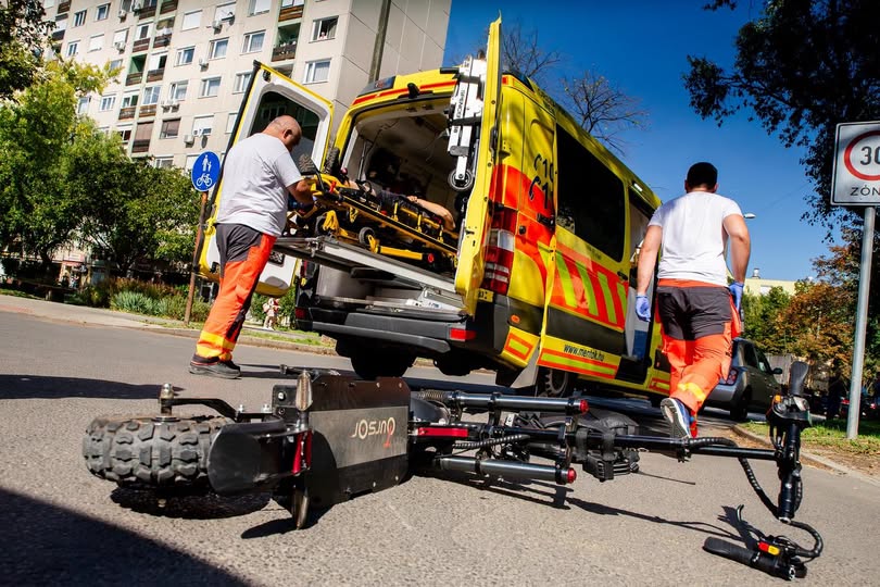 Két tizenéves egy elektromos rolleren, egyikük súlyos fejsérülést szenvedett