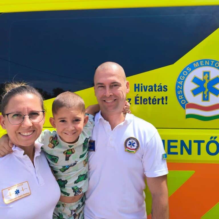 Sztankovics-Bakó Bettina mentőtiszt, Sztankovics Roland mentőgépkocsi-vezető és kisfiuk láthatók