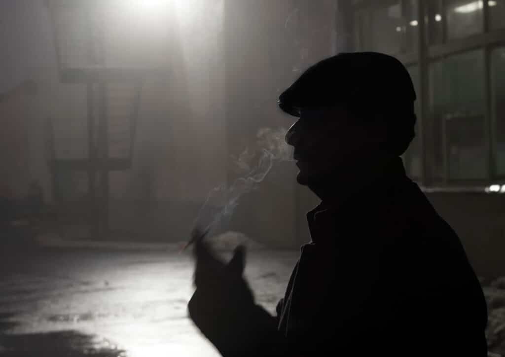 Életveszélyes támadás egy szál cigaretta miatt: szikével vágta el vitapartnere nyakát egy dühös férfi