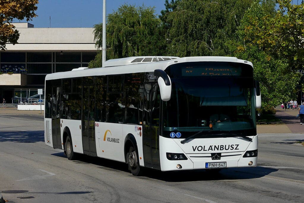 Bombariadó miatt ürítették ki a buszpályaudvart Szolnokon
