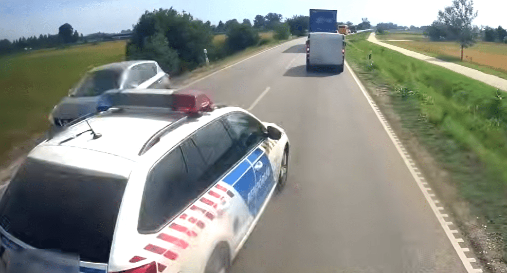 Rendőrautó, Volánbusz és BMW is okozott életveszélyes helyzetet
