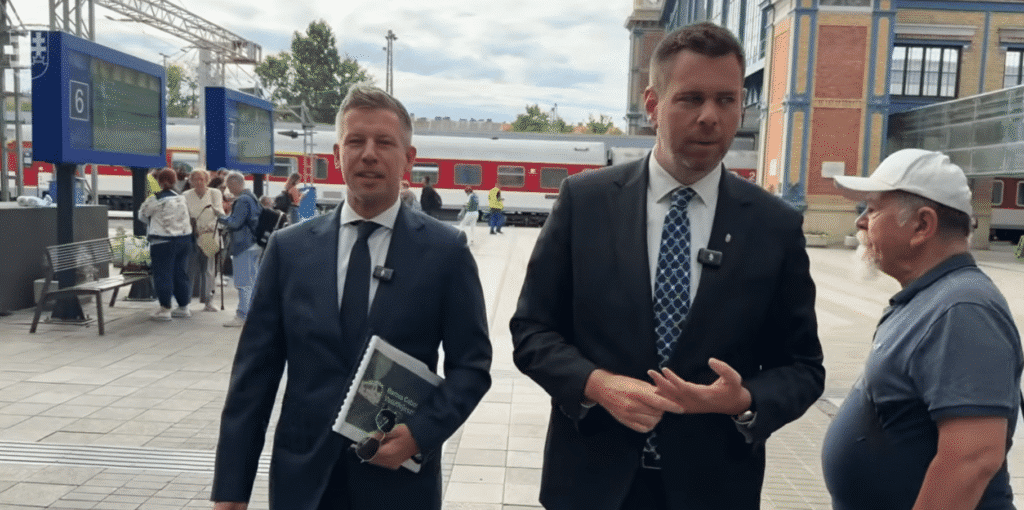 Leköpték a pályaudvaron Magyar Pétert, miközben Vitézy Dáviddal bejelentette a Baross Gábor Vasútfejlesztési Tervet