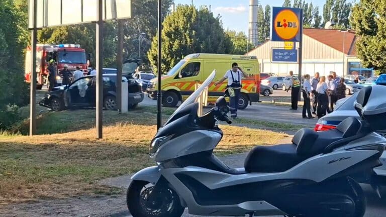 Autós üldözés végződött súlyos ütközéssel Baján, ahol egy egyenruhást is elgázoltak